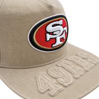 Show your team spirit with the San Francisco 49ers Big Logo Visor 9Fifty Snapback Hat in beige, featuring a bold embroidered SF logo on the front and “49ERS” stitched in large letters across the brim—an ideal pick for any dedicated San Francisco 49ers fan.